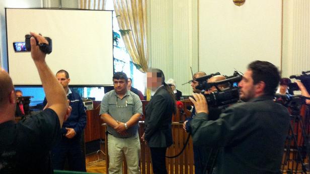 Eine Pressekonferenz mit mehreren Kameraleuten und Reportern.