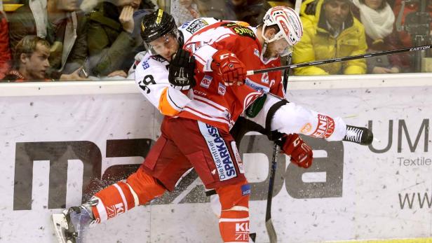 Zwei Eishockeyspieler kämpfen während eines Spiels um den Puck.