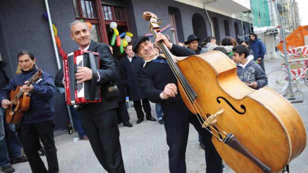 Volle Bewegungsfreiheit in der EU ab 2014: Roma und Sinti zieht es in den reicheren Norden – wie diese Musiker in Berlin. In der EU wächst die Sorge vor Armutsmigration