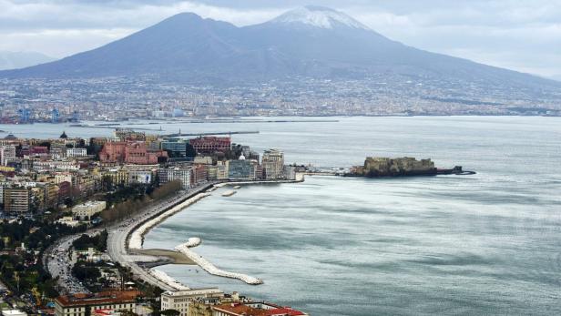 Blick auf Neapel mit dem Vesuv im Hintergrund.