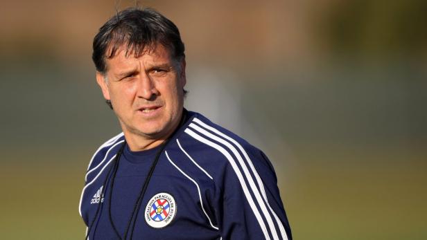 epa03797691 (FILE) Paraguay coach Gerardo Martino arrives at a training session at the Michael House School in Balgowan near Pietermaritzburg, South Africa, 26 june 2010. Martino, former coach of Argentine champions Newell¸Äôs Old Boys, signed a three-year contract as new coach of FC Barcelona. EPA/Halden Krog
