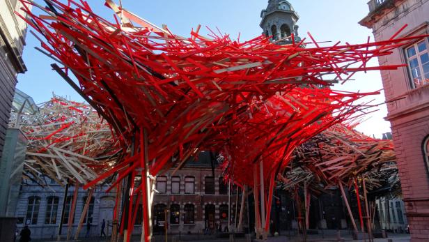 Vor dem Unfall in der neuen Kulturhauptstadt in Belgien, als die Skulptur „The Passenger“ von Arne Quinze Ende Dezember in Mons teilweise zusammenbrach