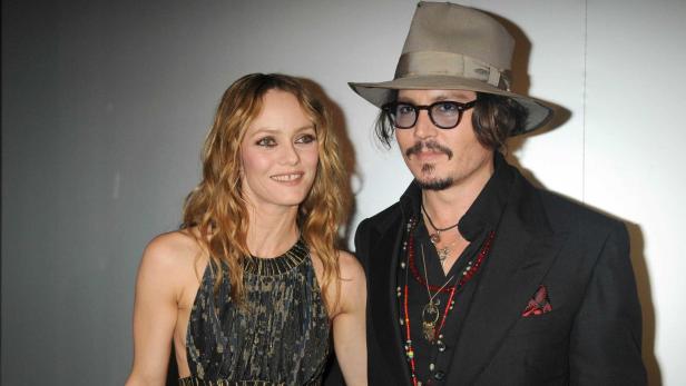 Johnny Depp und Vanessa Paradis posieren zusammen auf einem Foto.