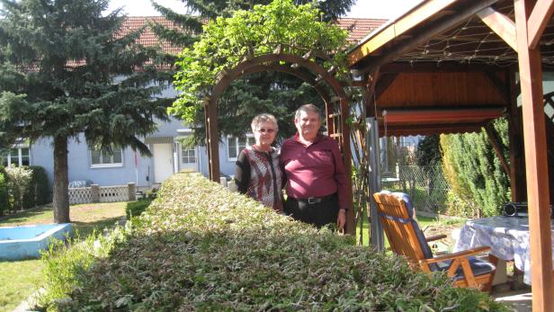 Großes Glück: Anton und Viera Krems im Garten ihres Reihenhauses in der Hansson-Siedlung