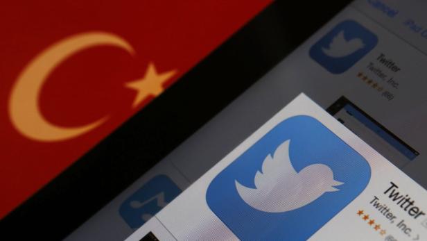 Das Twitter-Logo vor der türkischen Flagge auf einem Tablet-Bildschirm.
