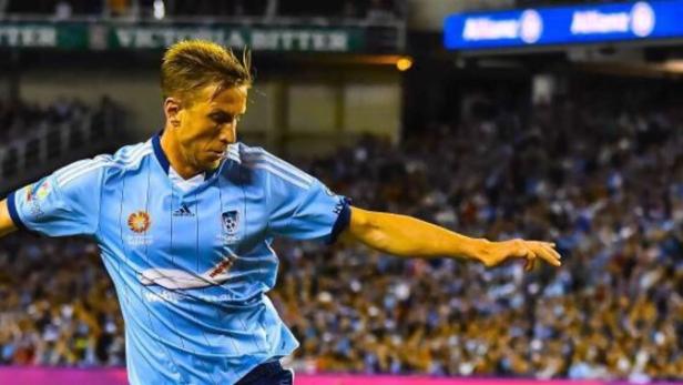 Ein Fußballspieler im hellblauen Trikot vor einer Zuschauermenge.