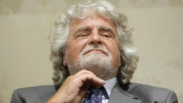 epa03782817 Leader of the 5 Star Movement (M5S) Beppe Grillo attends a press conference after a meeting with Italian President Giorgio Napolitano, in Rome, Italy, 10 July 2013. EPA/GIUSEPPE LAMI