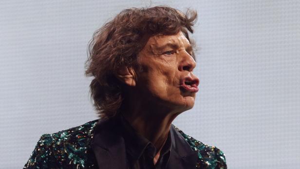 Mick Jagger mit einem glitzernden Blazer bei einem Auftritt.