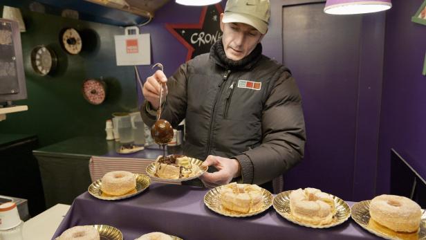 Am Weihnachtsmarkt in der Mahlerstraße in Wien gibt es &quot;Cronut&quot;. Das ist ein Donut gemacht mit dem Teig eines Croissant.