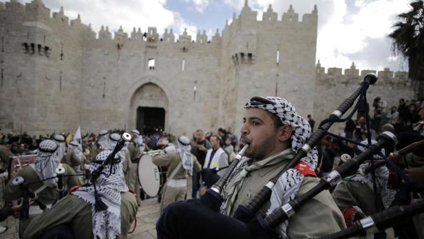 Eine Dudelsackgruppe spielt vor dem Damaskustor in Jerusalem.