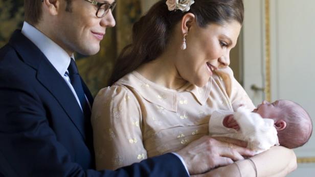 Prinz Carl Philip und Prinzessin Sofia mit ihrem neugeborenen Kind.