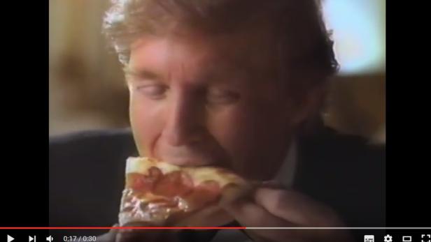 Donald Trump isst Pizza verkehrt rum