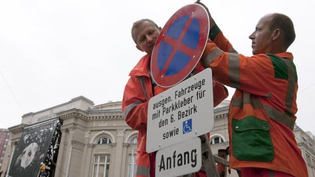 VbgmIn. Maria Vassilakou mit BV 7 Thomas Blimlinger, BV 6 Renate Kaufmann und BV 8 Veronika Mickel bei &quot;Realisierung des Anrainerparkens - Aufstellung der Tafeln&quot; am 25. Juni 2012 in 6. Wallgasse 18-20 vor dem Raimundtheater