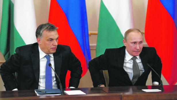 Ein 10-Milliarden-Euro-Kredit schmiedet Ungarns Premier Viktor Orban (li.) an Kremlchef Vladimir Putin