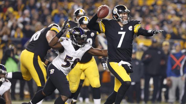 Ein Quarterback der Pittsburgh Steelers wirft den Ball während eines Spiels gegen die Baltimore Ravens.