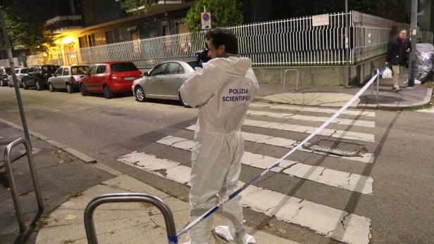 Ein Forensiker am Tatort vor dem koscheren Lokal in Mailand.