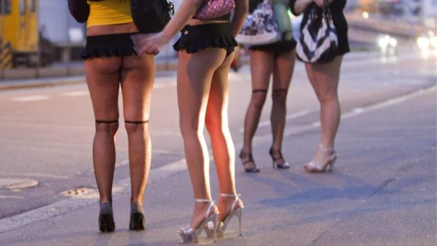 Prostituierte werben um Kunden auf offener Straße (Symbolbild)