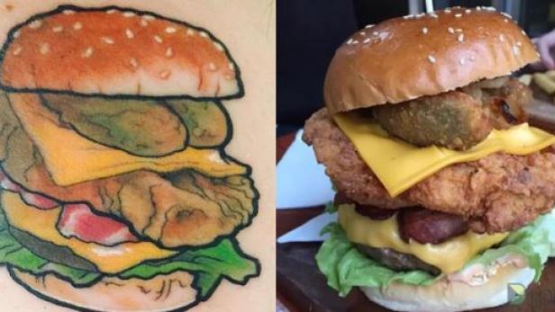 Ein Tattoo und ein Foto zeigen einen üppigen Burger mit Salat, Käse, Speck und frittiertem Hähnchen.