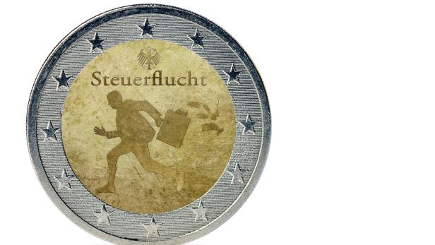 Eine 2-Euro-Münze mit dem Aufdruck „Steuerflucht“ und einer rennenden Person mit Koffer.