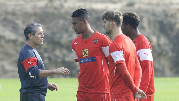 Teamchef Marcel Koller im Gespräch mit Karim Onisiwo, David Alaba und Aleksandar Dragovic