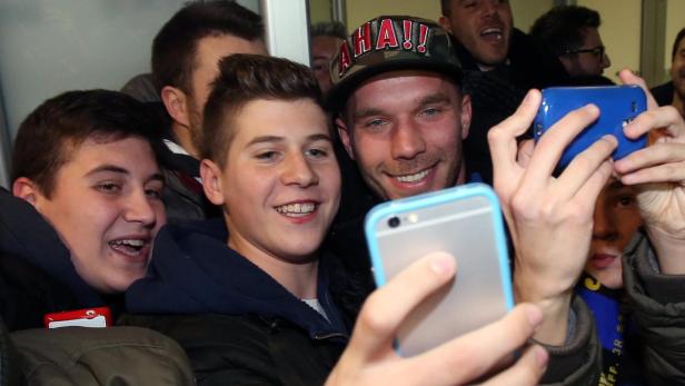 Selfie ist der Poldi: Podolski beglückte die Fans.