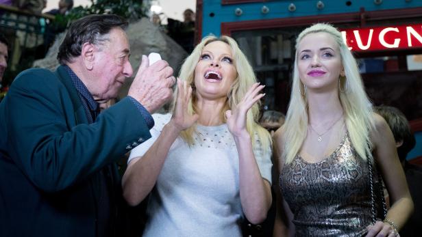Richard Lugner und seine Frau Cathy (R) mit Pamela Anderson