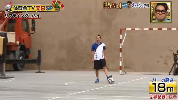 Ein Mann balanciert einen Fußball auf seinem Fuß während einer Fernsehaufzeichnung.