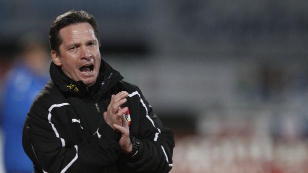 Ein Trainer der österreichischen Nationalmannschaft gestikuliert und ruft Anweisungen.