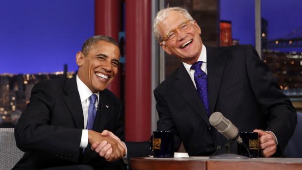 Barack Obama schüttelt David Letterman in der „Late Show“ die Hand.