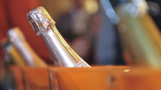 Das Trinken Was trinken zum Lachs? Champagner geht immer. Wodka ist ebenfalls ein Thema wie auch zum Kaviar. Doch in Claude Chabrols Film „Merci pour le chocolat“ (deutsch: „Süßes Gift“) serviert Isabelle Huppert zum Räucherlachs Aquavit. Das klingt sehr kultiviert und schmeckt auch so.
