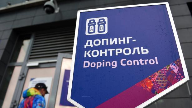 Ein Schild mit der Aufschrift „Doping-Kontrolle“ in russischer und englischer Sprache.