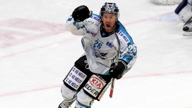 Ein Eishockeyspieler jubelt auf dem Eis.