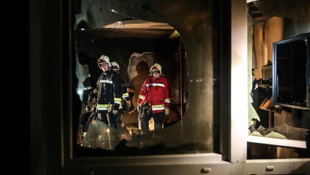 Wels: Wegen eines Wohnungsbrands sind am Samstagabend 36 Hausbewohner evakuiert worden.