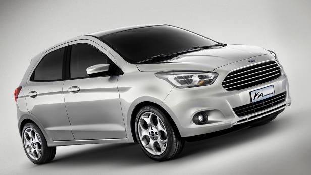 Ein silberner Ford KA Concept steht vor einem neutralen Hintergrund.