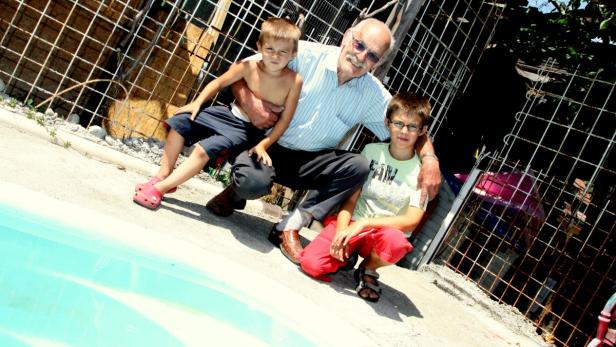 Opa Hans und Urenkel René retten den 19-Monate alten Leon aus dem Schwimmbecken