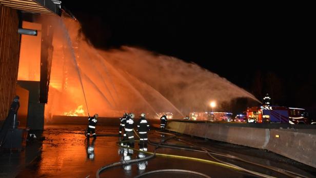 Mit einem umfassenden Löschangriff konnten die Feuerwehren angrenzende Firmen schützen