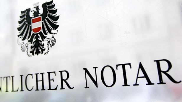 Das Schild eines öffentlichen Notars mit dem österreichischen Bundeswappen.