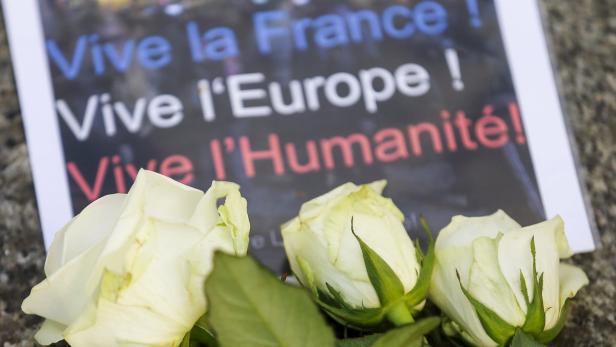 Blumen vor der französischen Botschaft in Berlin: &quot;Nicht von Angst beherrschen lassen&quot;.