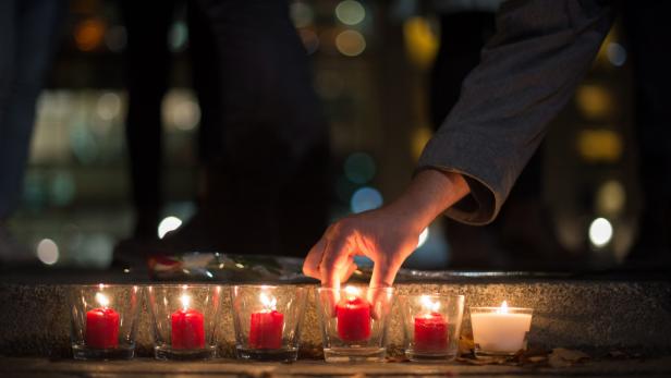 Nach den Anschlägen in Paris trägt die französische Hauptstadt einen schwarzen Schleier.