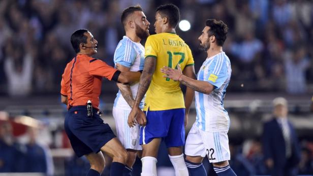 Ein Schiedsrichter versucht, eine Auseinandersetzung zwischen Spielern aus Argentinien und Brasilien zu schlichten.