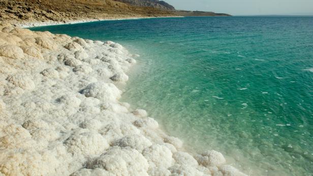Salzkristalle säumen das Ufer des Toten Meeres.