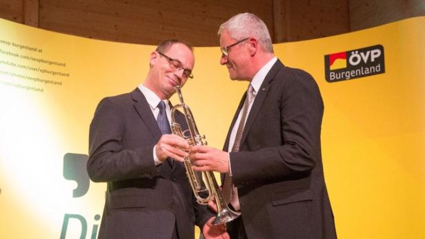 Der neue ÖVP-Chef Thomas Steiner übergibt seinem Vorgänger und begeisterten Musiker Franz Steindl zum Abschied eine Trompete
