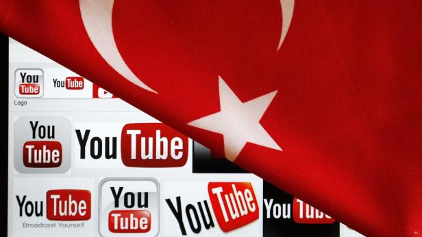 Eine türkische Flagge liegt vor verschiedenen YouTube-Logos.