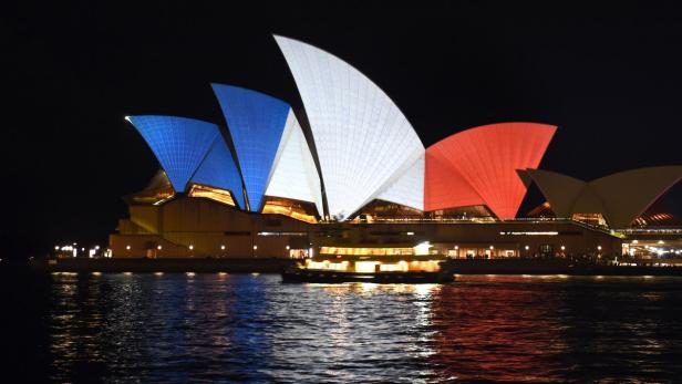 Rund um die Welt zeigte man nach den Terrorattacken in Paris Anteilnahme. Die Wahrzeichen vieler Städte leuchteten in den Nationalfarben Frankreichs - so auch das berühmte Opernhaus von Sydney in Australien.