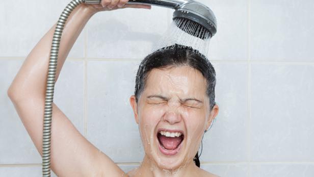 Studien zufolge stärkt die kalte Dusche am Morgen die Abwehrkräfte.