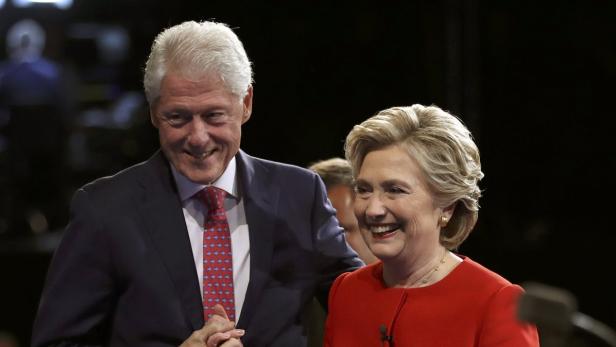 Bill und Hillary Clinton lächeln gemeinsam.