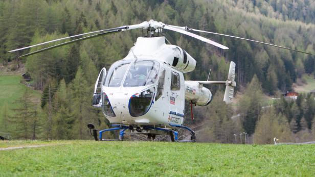 APA7710550-2 - 29042012 - PRÄGRATEN - ÖSTERREICH: ZU APA-TEXT CI - Ein schwerer Zwischenfall bei den Bergungsversuchen eines am Samstag in eine Gletscherspalte in Osttirol gestürzten slowakischen Alpinisten hat am Sonntag ein Todesopfer gefordert. Einer der drei verunglückten Bergretter ist seinen schweren Verletzungen erlegen. Im Bild: Notarzt Helikopter Martin 4. APA-FOTO: EXPA/ JOHANN GRODER