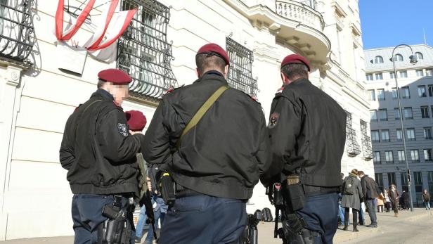 Sicherheitskräfte vor dem Bundeskanzleramt in Wien. Am frühen Samstagnachmittag fand dort eine eilig einberufene Regierungssitzung statt.