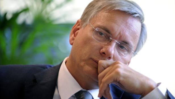 Alois Stöger (SP), 2,5 von 5 Galt er 2010 noch als Ablösekandidat, hat sich der Gesundheitsminister 2011 gemausert. Im Unterschied zu Vorgängerin Andrea Kdolsky drängt er nicht ins Rampenlicht und bevorzugt Verhandlungen hinter den Kulissen. Ein kleiner Achtungserfolg war sein Vorstoß, Schönheits-OPs gesetzlich zu regeln. Sein Prestige-Projekt ist die elektronische Gesundheitsakte ELGA, die es bislang wegen des Widerstands der Ärzte nicht gibt.