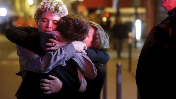 Ergreifende Szenen in der Terror-Nacht auf den Straßen in Paris.